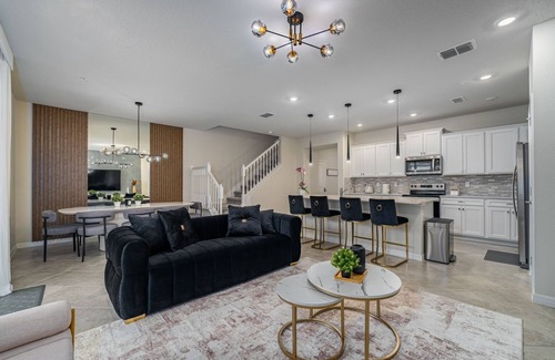 Four Corners House | GORGEOUS 5-bedroom townhome in charming Clermont with POOL near DISNEY