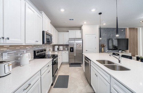 Four Corners House | GORGEOUS 5-bedroom townhome in charming Clermont with POOL near DISNEY