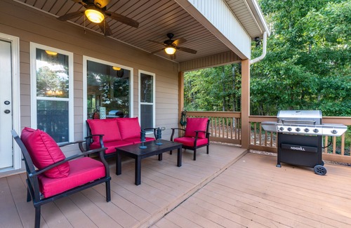 Valley House | Gorgeous 6BR Lake Home w/Pool, Hot Tub & Boathouse