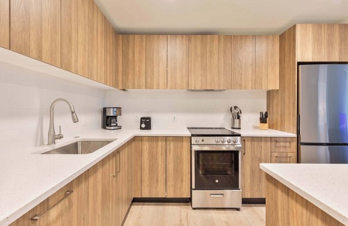 West Fens Apartment | Gorgeous Apt with Kitchen and Lounge