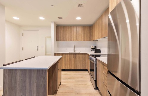 West Fens Apartment | Gorgeous Apt with Kitchen and Lounge