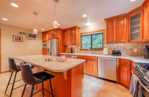Gig Harbor House | Gorgeous beachfront house w/incredible Olympic Mountain views - dogs welcome