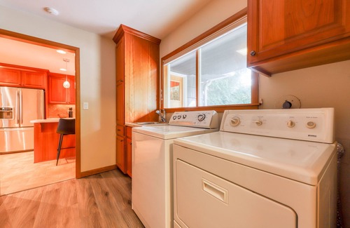 Gig Harbor House | Gorgeous beachfront house w/incredible Olympic Mountain views - dogs welcome
