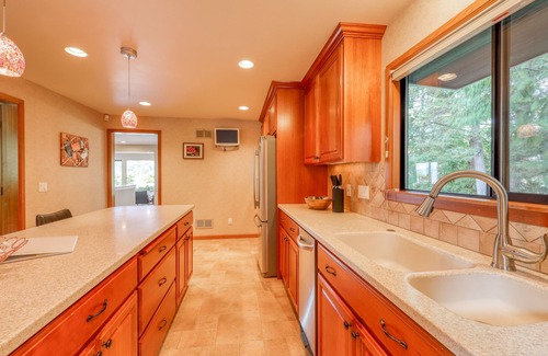 Gig Harbor House | Gorgeous beachfront house w/incredible Olympic Mountain views - dogs welcome