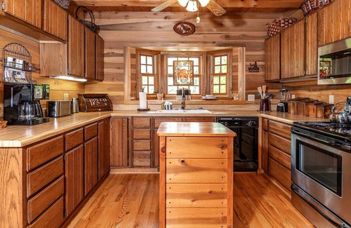 Lake Toxaway Cabin | Gorgeous Cabin with Hot Tub and Pickleball - Minutes to Hiking + Waterfalls