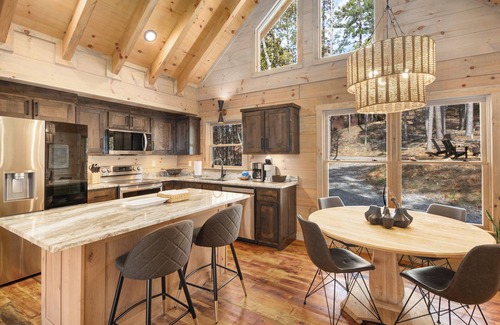 Cherry Log Cabin | Gorgeous CANOPY - Privacy, Views, Hot Tub, Fireplace, btwn Blue Ridge & Ellijay!