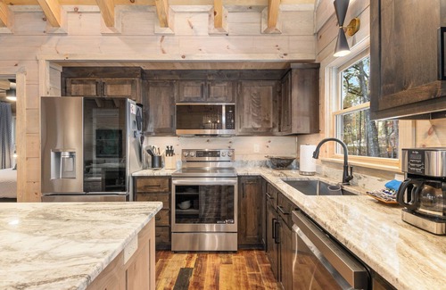 Cherry Log Cabin | Gorgeous CANOPY - Privacy, Views, Hot Tub, Fireplace, btwn Blue Ridge & Ellijay!