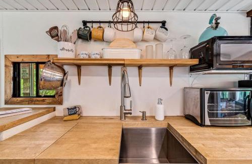 Somerdale House | Gorgeous Caravan Glamping Escape for Four in Dover, Ohio