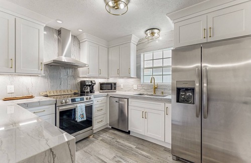 Holiday Beach House | Gorgeous coastal home with private pool, backyard and close to beach