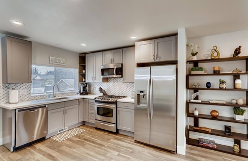 Tukwila House | ♫ Gorgeous, Contemporary ♦ 4 BDRM /2 BATH Home ✨