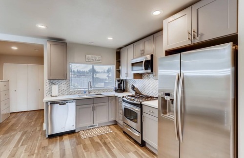 Tukwila House | ♫ Gorgeous, Contemporary ♦ 4 BDRM /2 BATH Home ✨