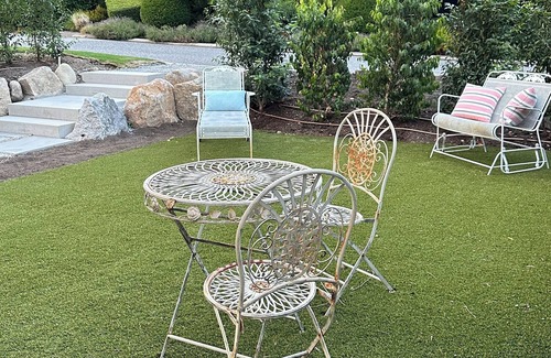 West Vancouver Cottage | Gorgeous Cottage retreat only steps to trails, beaches and local shops.