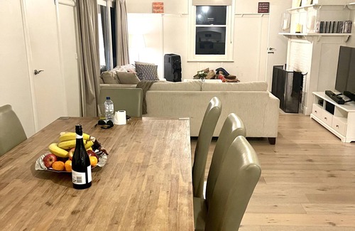 Romsey Cottage | Gorgeous Cottage with open fireplace and Fire Pit