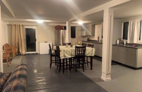 Roseneath House | Gorgeous Cozy 5 Bedroom Cottage at Rice Lake!