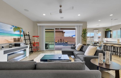 Tucson Estates House | Gorgeous custom home with spa, heated pool, outdoor kitchen and game room!