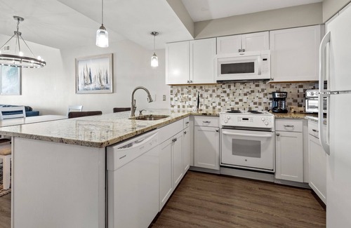 Ash Condo | Gorgeous deluxe condo w/pool, balcony - in popular Ocean Drive - quick walk to shops, eateries