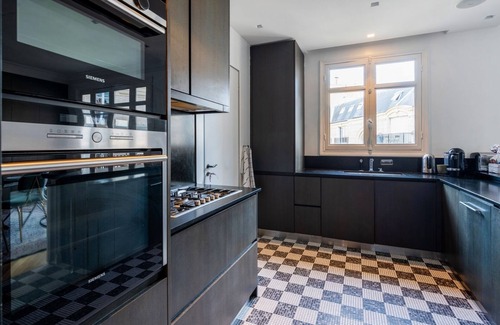 Porte-Dauphine Apartment | Gorgeous Eiffel Tower/Champs Elysées