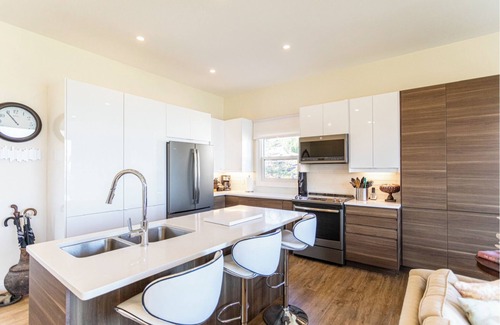 Grimsby House | Gorgeous executive home nestled in the shores of Lake Ontario