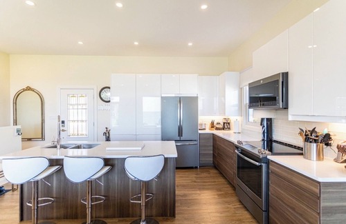 Grimsby House | Gorgeous executive home nestled in the shores of Lake Ontario