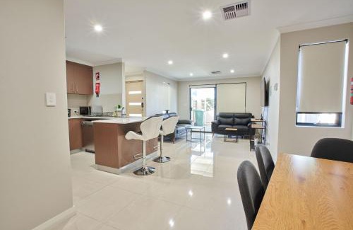 Westminster House | Gorgeous Family House near Shops
