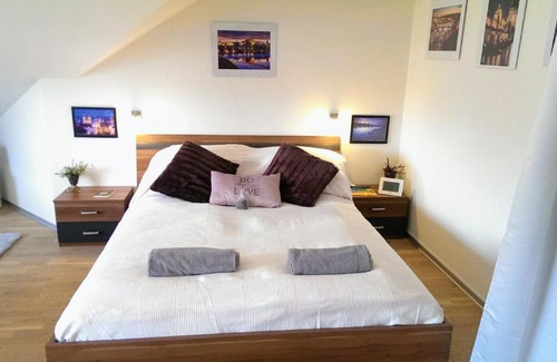 Dejvice Apartment | Gorgeous Flat Amazing Location Walking dist Castle