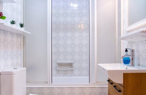 Alsancak Apartment | Gorgeous Flat with Balcony in Izmir Konak