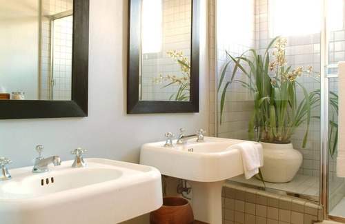 Beverly Hills Apartment | GORGEOUS FURNISHED APARTMENT IN BEVERLY HILLS COURTYARD BLDG!