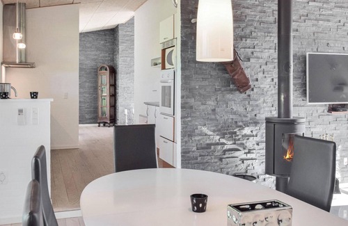Østerskov House | Gorgeous home in Humble with kitchen