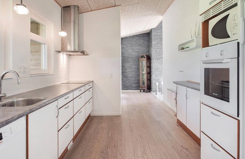Østerskov House | Gorgeous home in Humble with kitchen