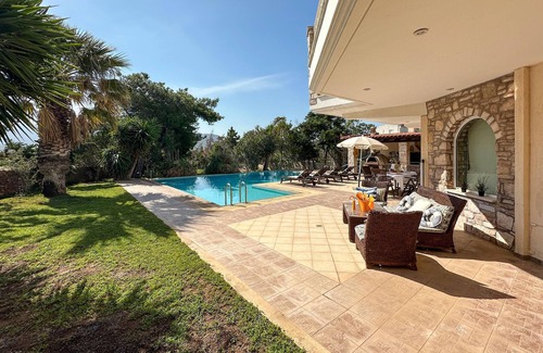 Saronikos House | Gorgeous home in Lagonisi with WiFi