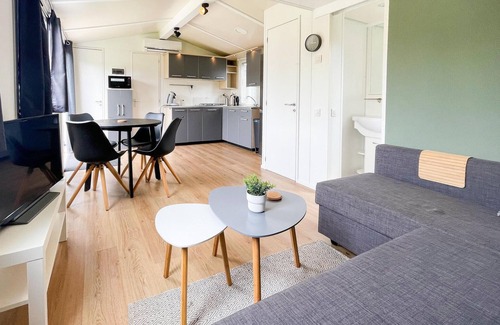 Tzummarum House | Gorgeous home in Tzummarum with WiFi