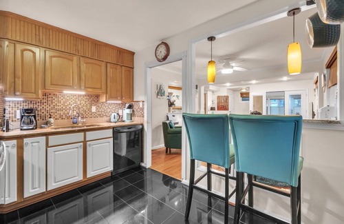 Northeast House | ✶ GORGEOUS HOME TUCKED AWAY IN GREENER PART OF TOWN ✶ TRANSIT-FRIENDLY !