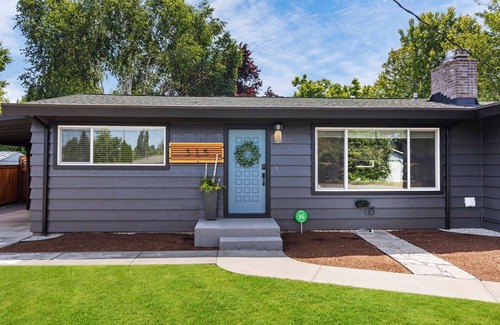 SeaTac House | Gorgeous home w/AC enjoy hot tub & amazing yard only minutes to SEATAC airport