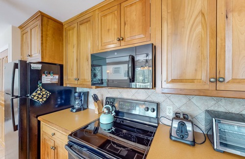 Stowe Area Condo | Gorgeous Home with Free WiFi, Electric Fireplace, & Shared Pool/Hot Tub