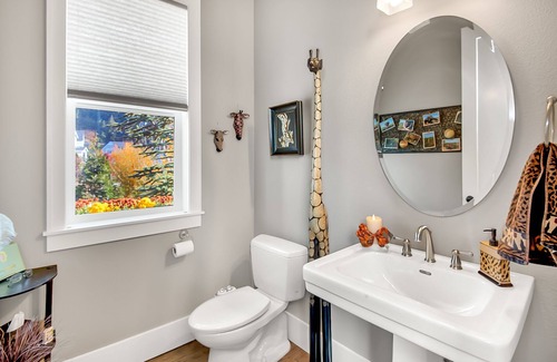 Wilsonville House | Gorgeous Home with River Access, Outdoor living, Hot Tub & Close to Wine Country