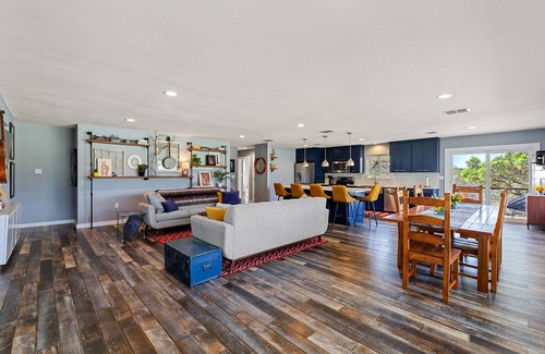 Leander House | Gorgeous Lake Home on Lake Travis - 7 Acres - Swim Spa - Hot Tub - Fire Pit - Sleeps 12