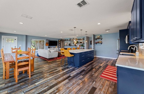 Leander House | Gorgeous Lake Home on Lake Travis - 7 Acres - Swim Spa - Hot Tub - Fire Pit - Sleeps 12