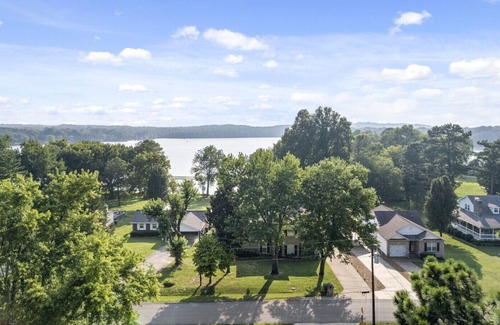 Lebanon House | Gorgeous Lake Property W/ Dock & Pool. Quiet Surroundings. Great For Gatherings