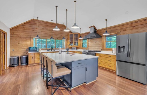 Mineral House | Gorgeous Lakefront Escape - New Renovations!