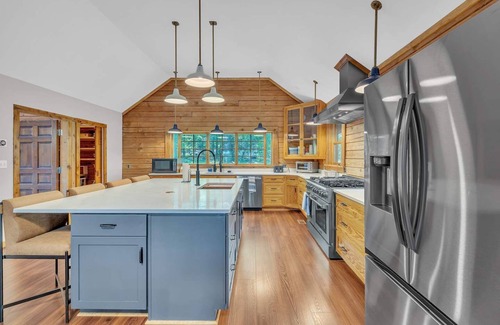 Mineral House | Gorgeous Lakefront Escape - New Renovations!