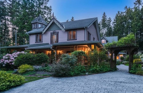 Roberts Creek House | Gorgeous Large Suite with Separate Entrance, Fireplace, Kitchenette