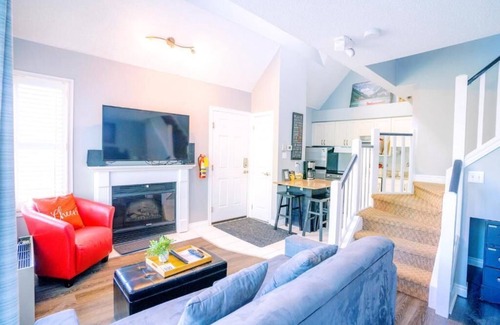 Craigleith Apartment | Gorgeous Loft in Heart of Blue Mountain