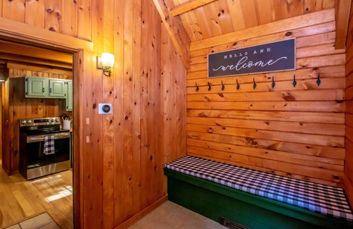 East Madison Cabin | Gorgeous Log Cabin w/hot tub and large center fireplace