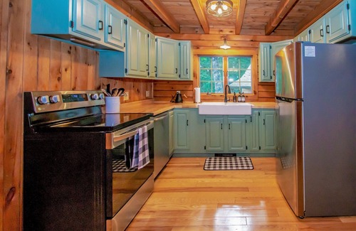 East Madison Cabin | Gorgeous Log Cabin w/hot tub and large center fireplace