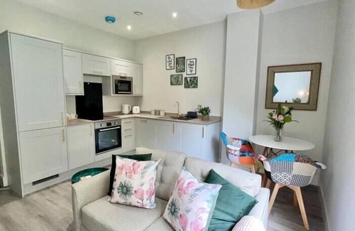 Bournemouth City Centre Condo | Gorgeous New 1-Bed, Town Centre, Parking & Garden
