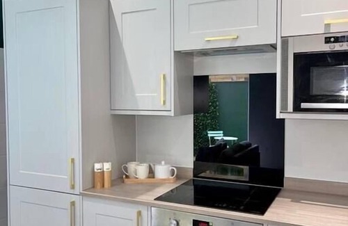 Bournemouth City Centre Condo | Gorgeous New 1-Bed, Town Centre, Parking & Garden