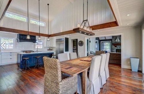 Bracebridge Cottage | Gorgeous New Build w/Main Cottage, Guest Cabin, Bunkies & Boathouse! Sunsets!