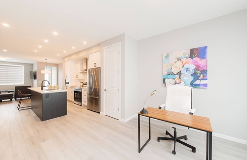 Northwest Calgary House | Gorgeous New built Home 12mins away from Airport
