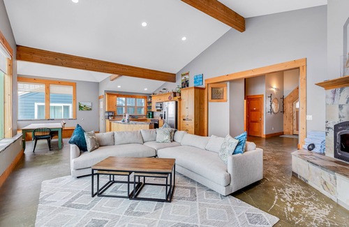 Kiwanda Shores House | Gorgeous oceanfront home with incredible views of Haystack Rock - dog-friendly