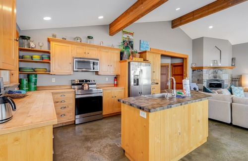 Kiwanda Shores House | Gorgeous oceanfront home with incredible views of Haystack Rock - dog-friendly